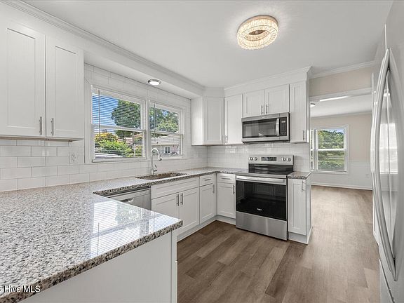3rd image of 2622 Chaucer Drive