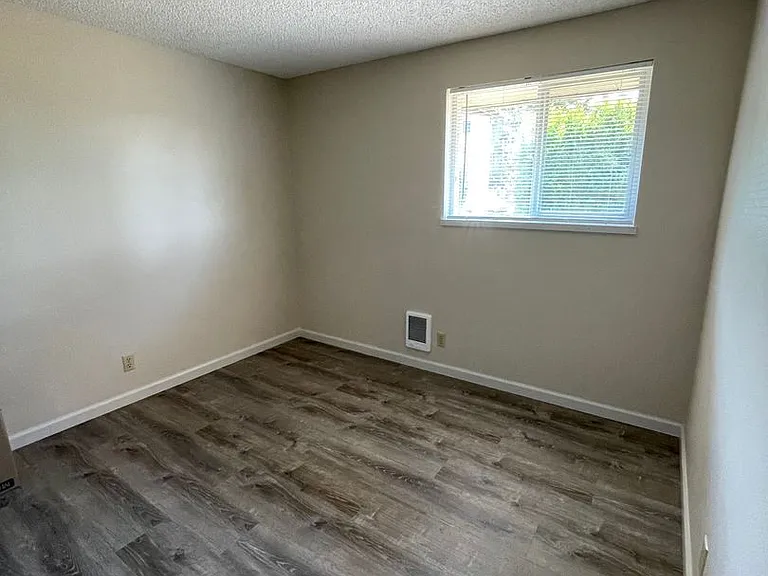219 NE Kettle St — Photo 5