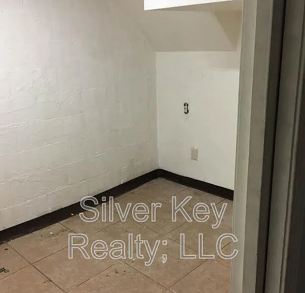 107 Forrest Ave #5 — Photo 3