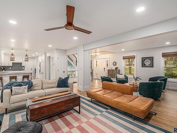 3rd image of 2701 E Thomas Cir