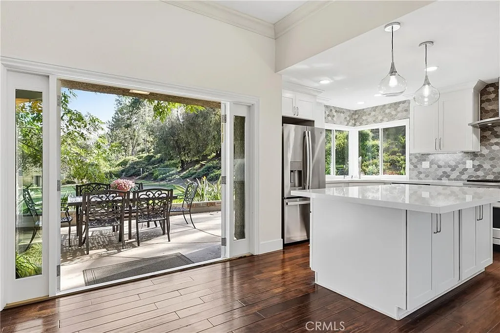 6 bed, 2.5 bath, 2400 sqft, $6,700 — Photo 1