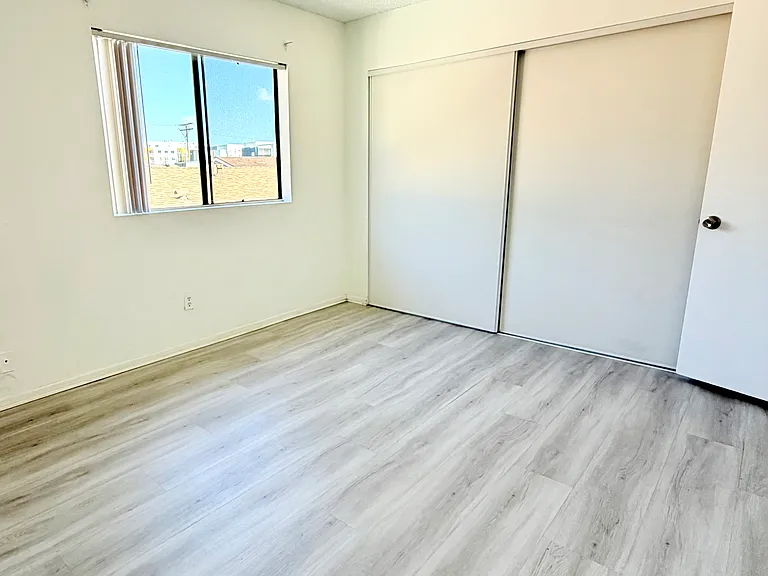 333 W Lexington Dr — Photo 24
