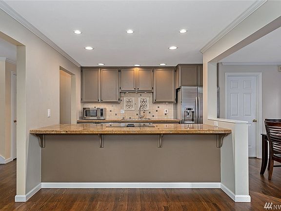 The tasteful chef's kitchen features granite tile counter tops, an island eating space and lovely breakfast nook, ideal for that morning cuppa.