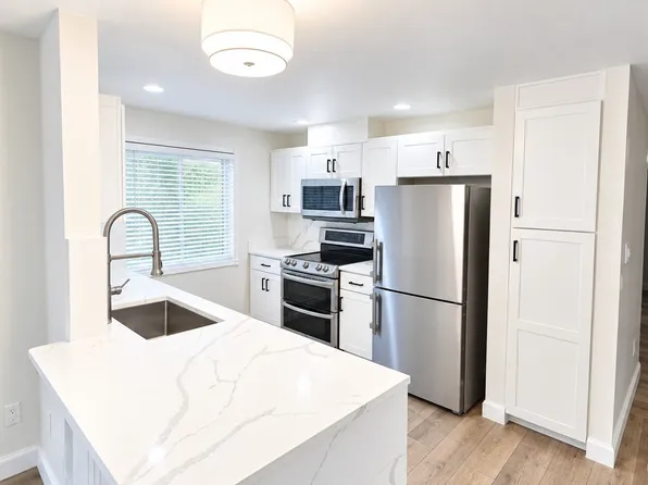 6825 SE Cougar Mountain Way, Bellevue, WA 98006