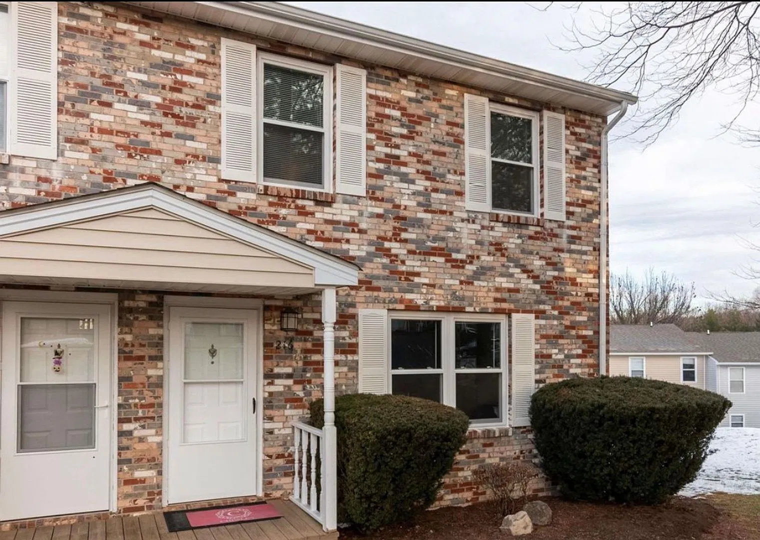 Charming Townhouse Near Campus — Photo 2