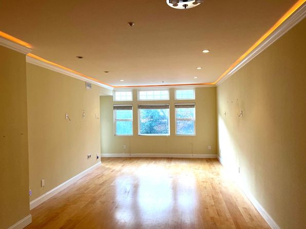 323 Crescent Ct #323