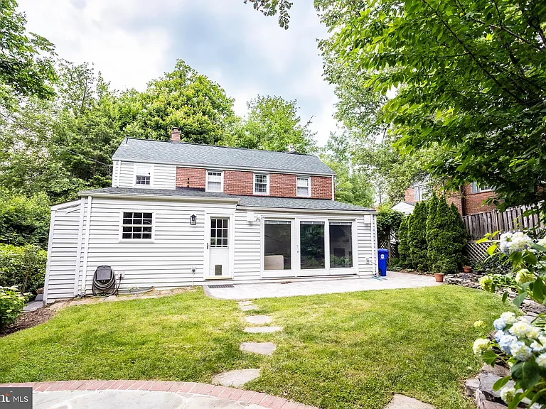 1207 N Livingston St — Photo 41