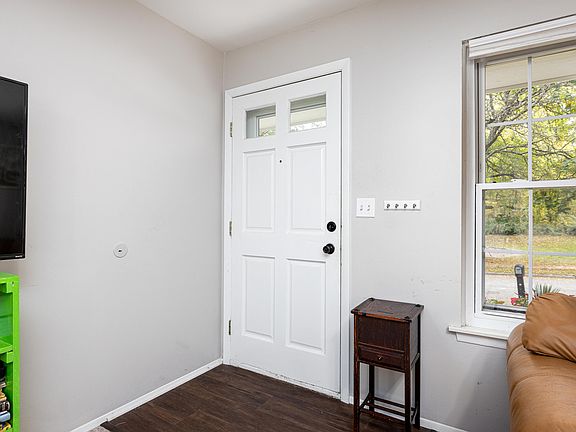 5th image of 2104 Winewood Ave
