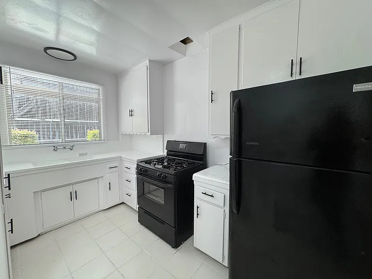 1728 1/2 N Gramercy Pl #1 — Photo 8