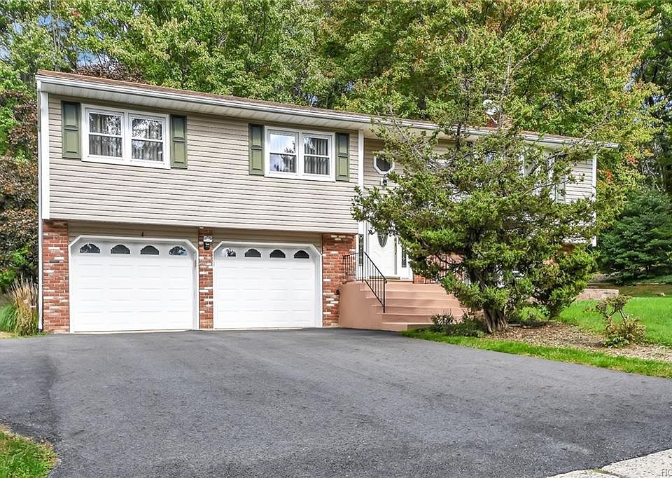 1st image of 10 Winchester Dr
