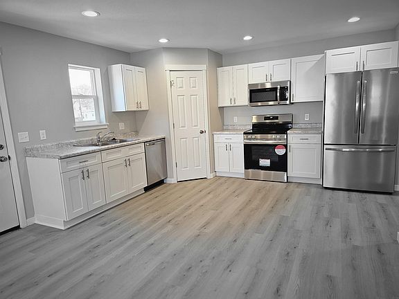 5th image of 230 Gable St