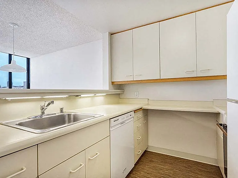 Trinity Towers Apartments — Photo 101