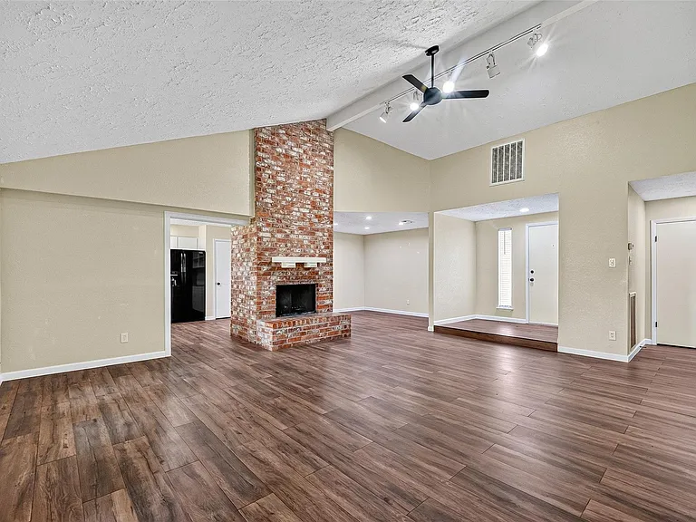 711 Leicester Ln — Photo 10