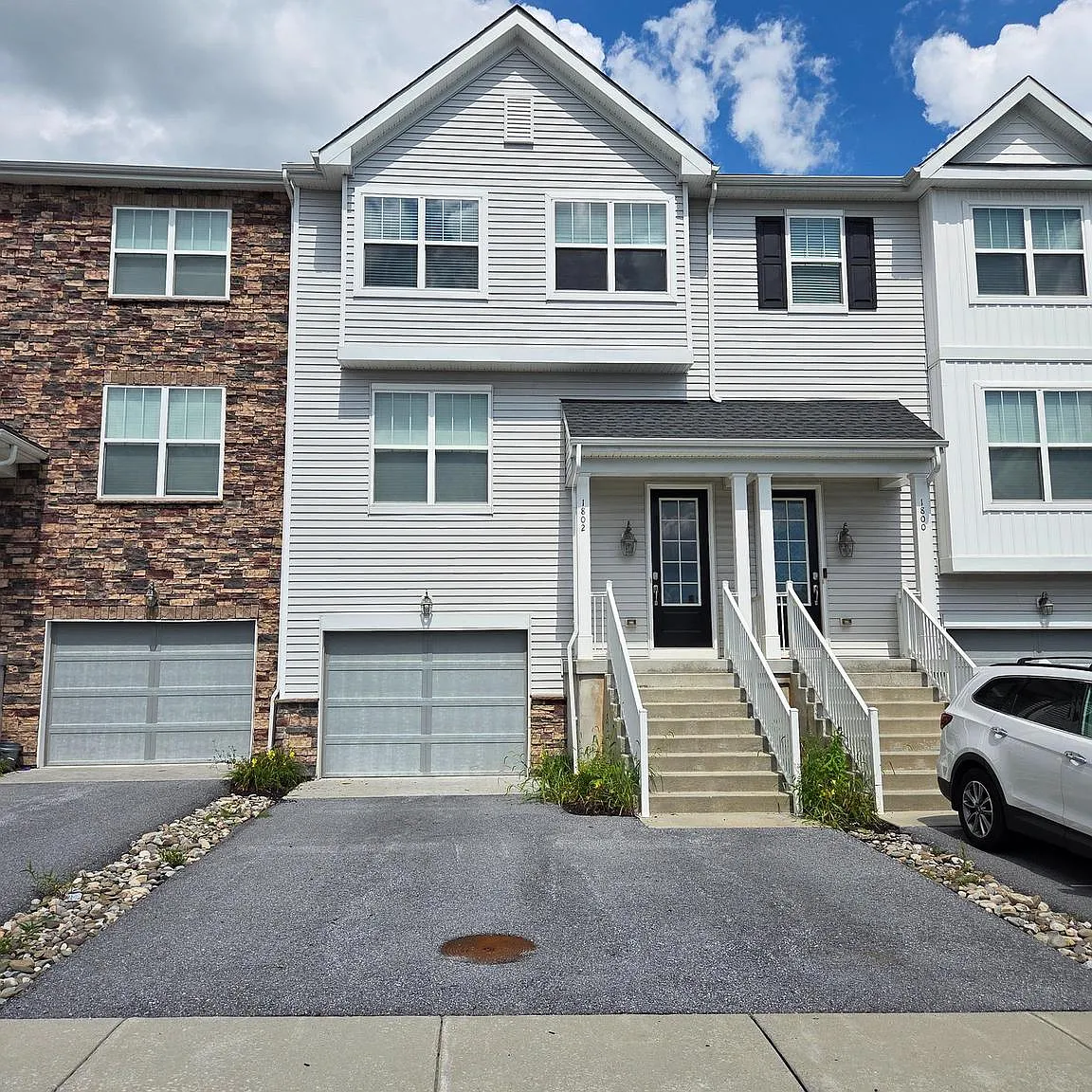 3 bed, 2.5 bath, 2035 sqft, $2,995 — Photo 2