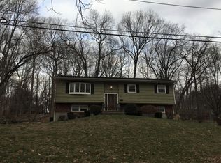 29 Overbrook Dr, Airmont, NY 10952