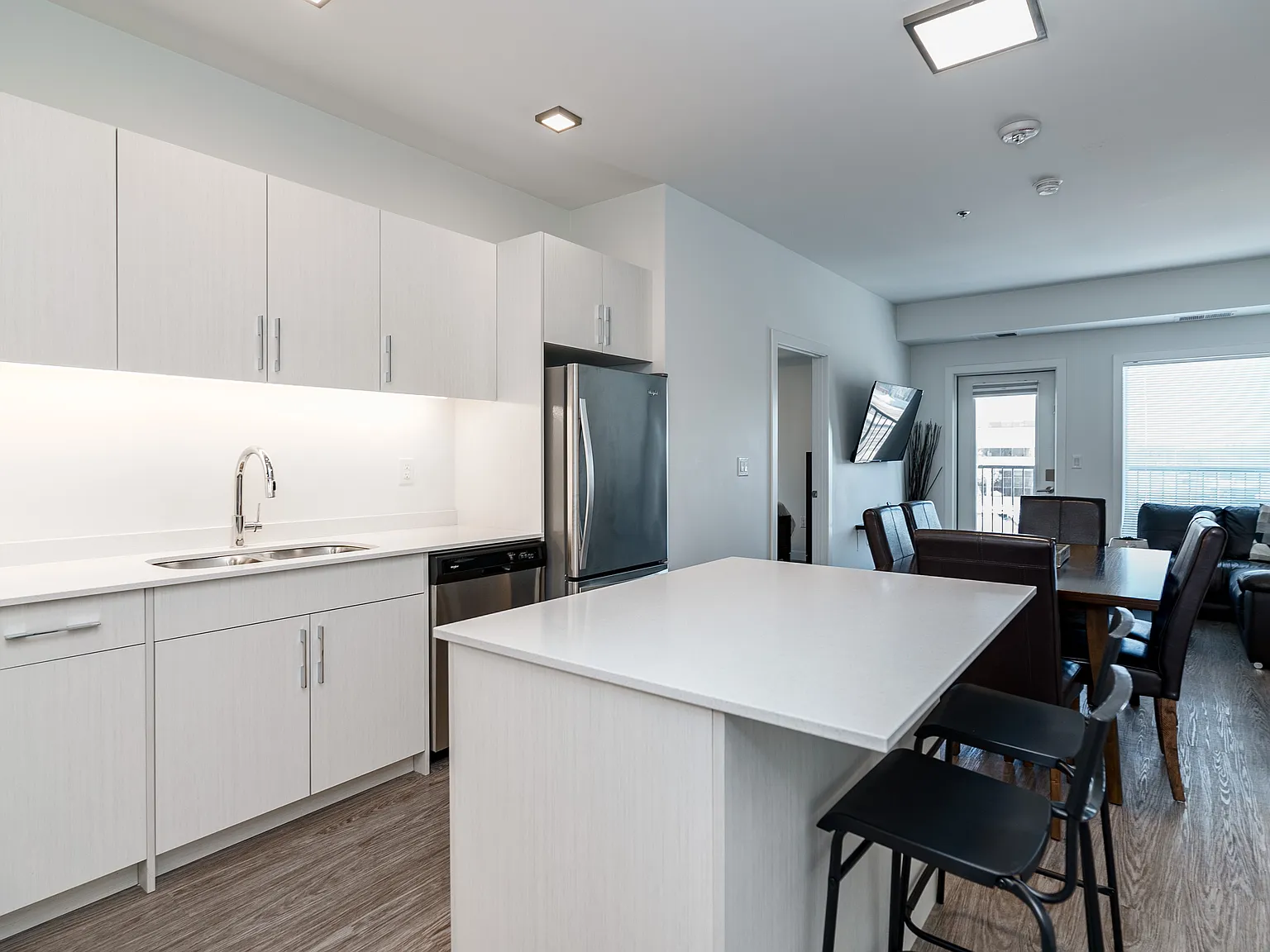 2 bed, 1000 sqft, $4,050 — Photo 3