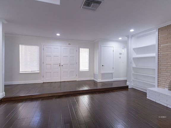 5th image of 1018 N Sierra View St