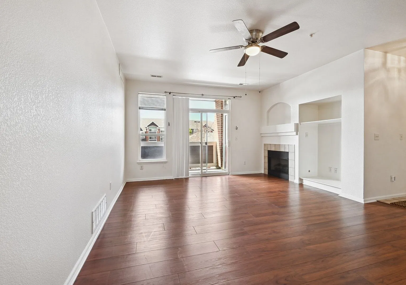 3 Bedroom Condo in Aurora — Photo 1