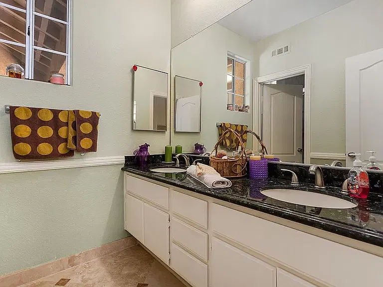 4 bed, 2594 sqft, $5,499 — Photo 3