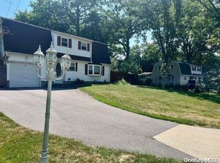 21 Wagner Dr, Coram, NY 11727