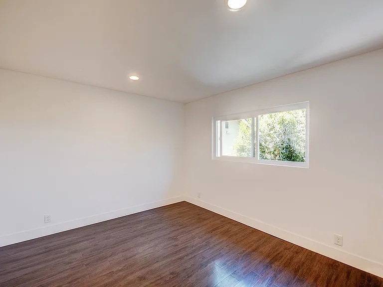 1321 W 36th Pl — Photo 17