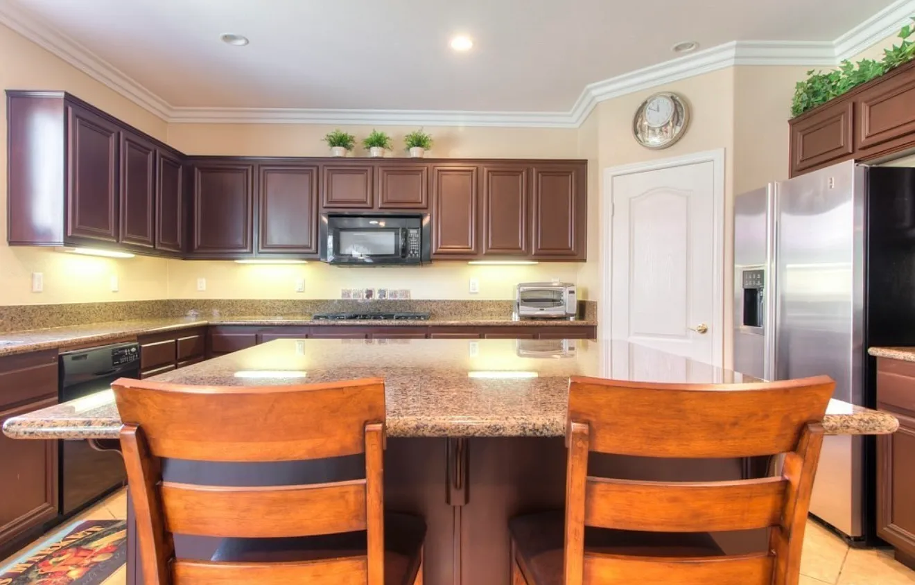 6 bed, 5500 sqft, $999 — Photo 4