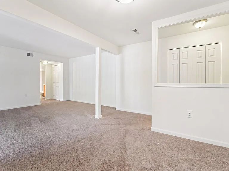 1BR, 1BA - 692SF - Living Room