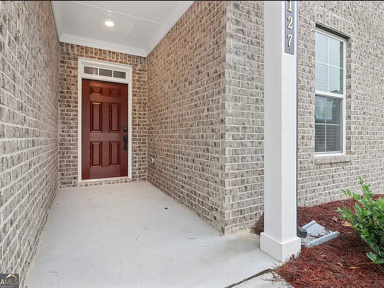 127 Vivian Ln — Photo 4