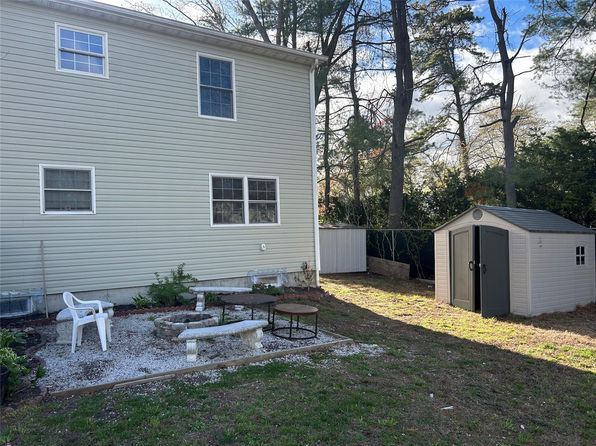 21 Pine Cone Street, Middle Island, NY 11953