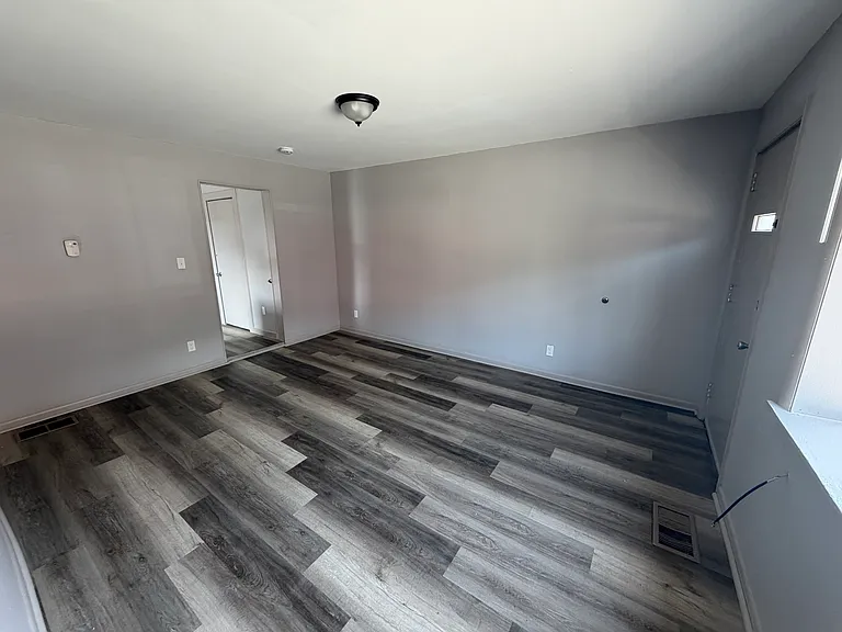 909 Clay St — Photo 4