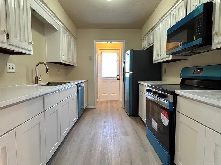 528 Post Oak Ln — Photo 6