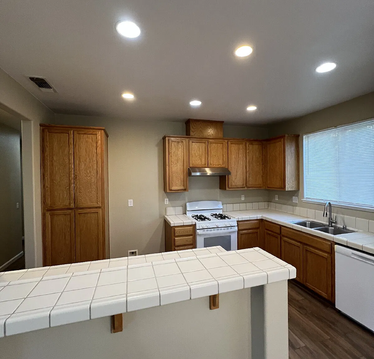 3 bed, 2.0 bath, 1272 sqft, $2,150 — Photo 4