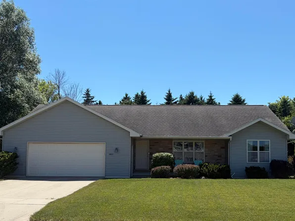 1927 S Cross Creek Cir, De Pere, WI 54115