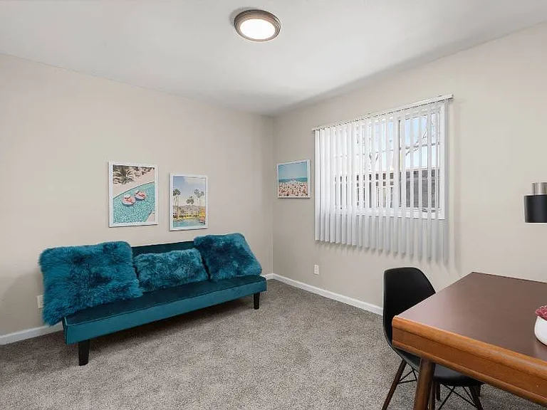 Nob Hill Apartments — Photo 9