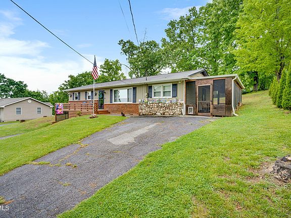 3rd image of 408 Rainbow Cir