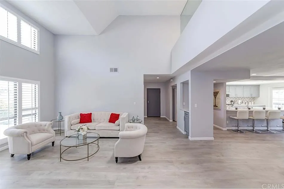 Building Photo - 630 Kelton Ave #302