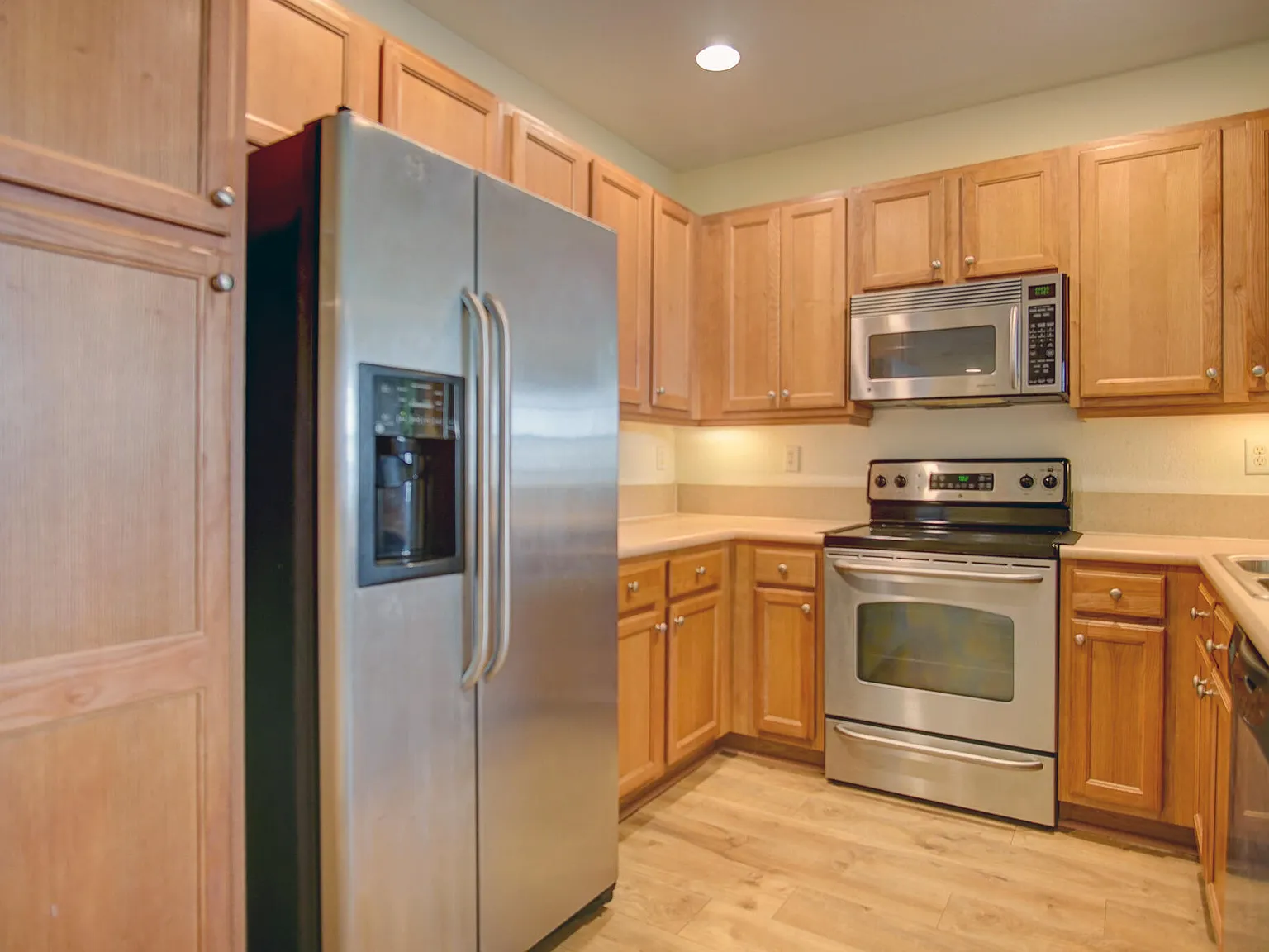 3 bed, 3.0 bath, 1328 sqft, $3,100 — Photo 4