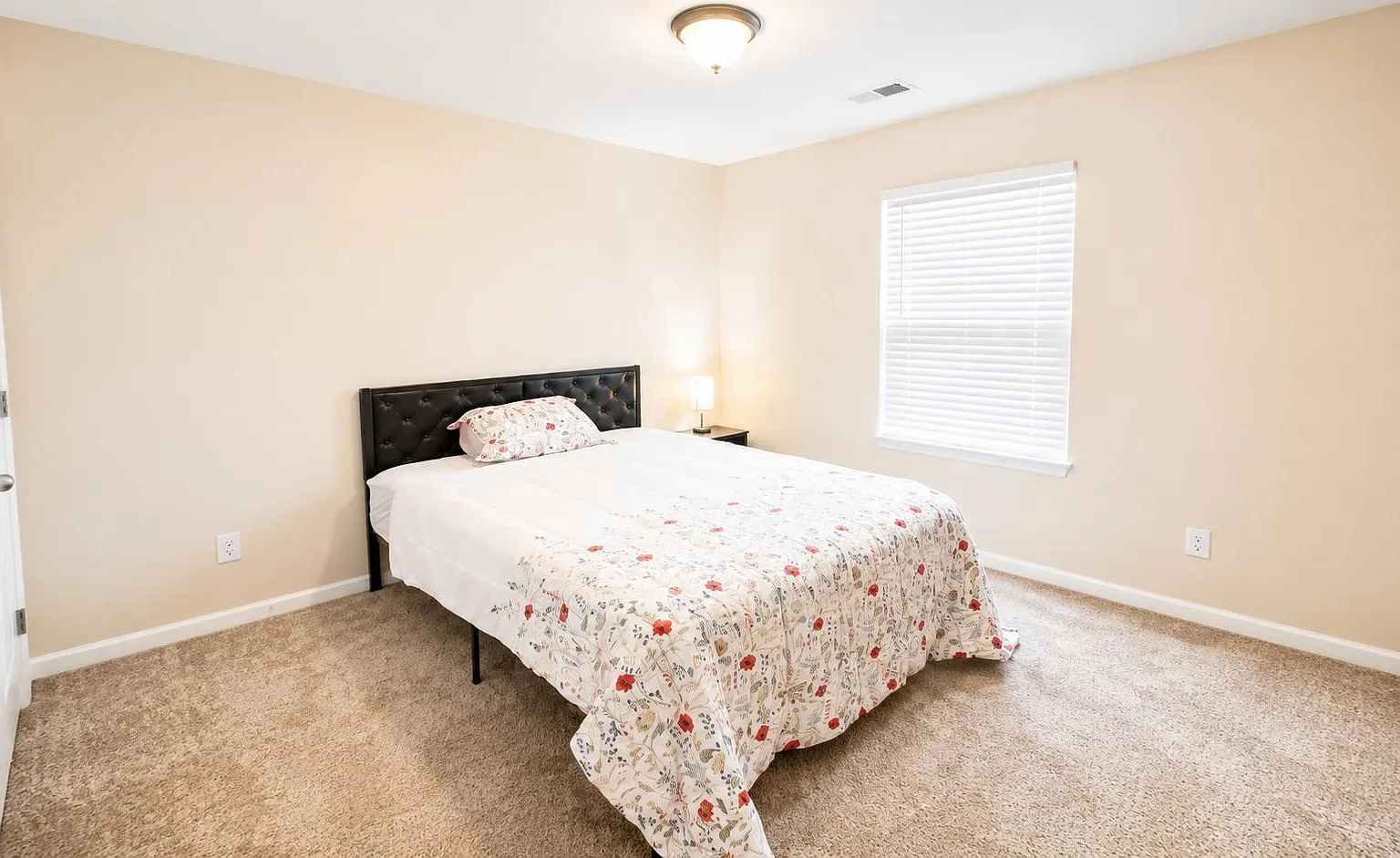 4 bed, 3.0 bath, 2626 sqft, $1,048 — Photo 2