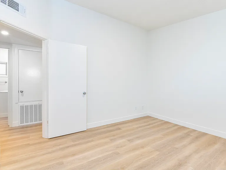 1005 E Doran St #J — Photo 18