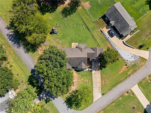 4th image of 217 Shady Spring Way