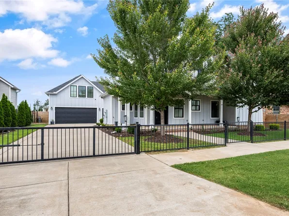 448 SW C St, Bentonville, AR 72712