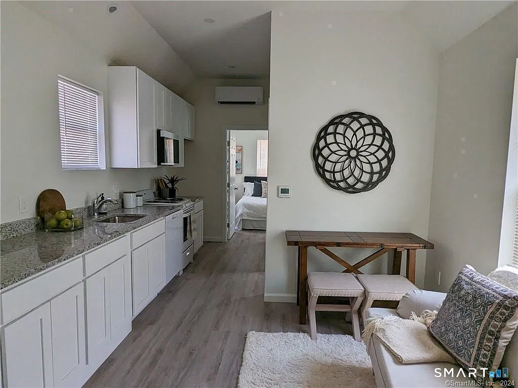 2 bed, 1.0 bath, 500 sqft, $1,500 — Photo 4