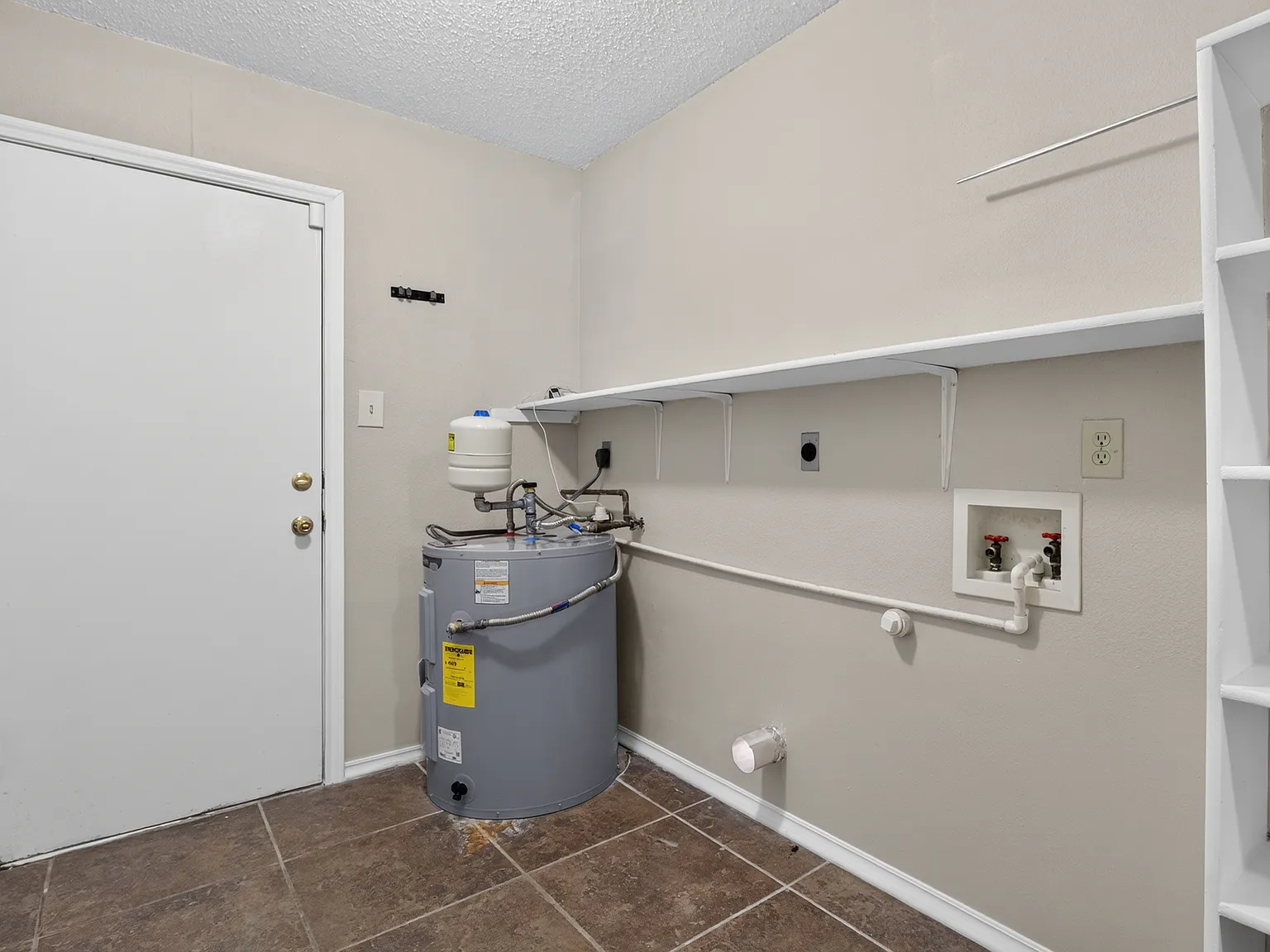 4 bed, 2.5 bath, 2771 sqft, $2,000 — Photo 4
