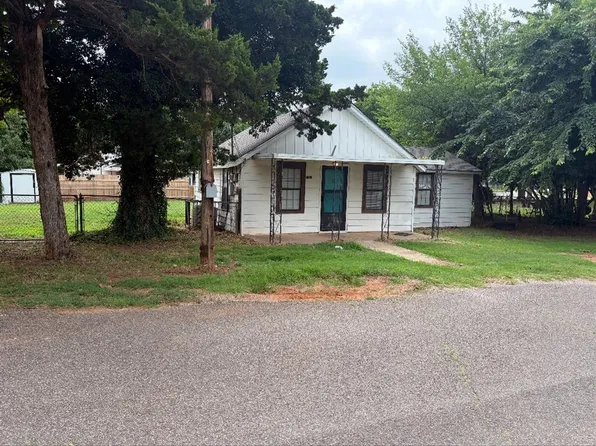 1016 S Jones Ln, Mustang, OK 73064