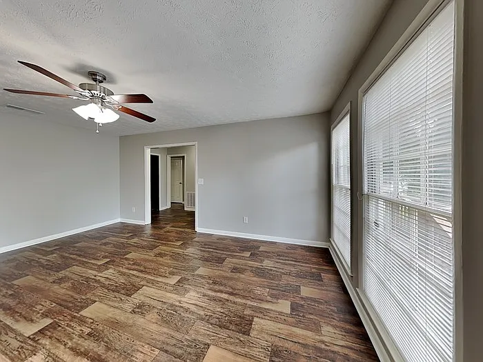 3 bed, 2.0 bath, 1998 sqft, $1,795 — Photo 4