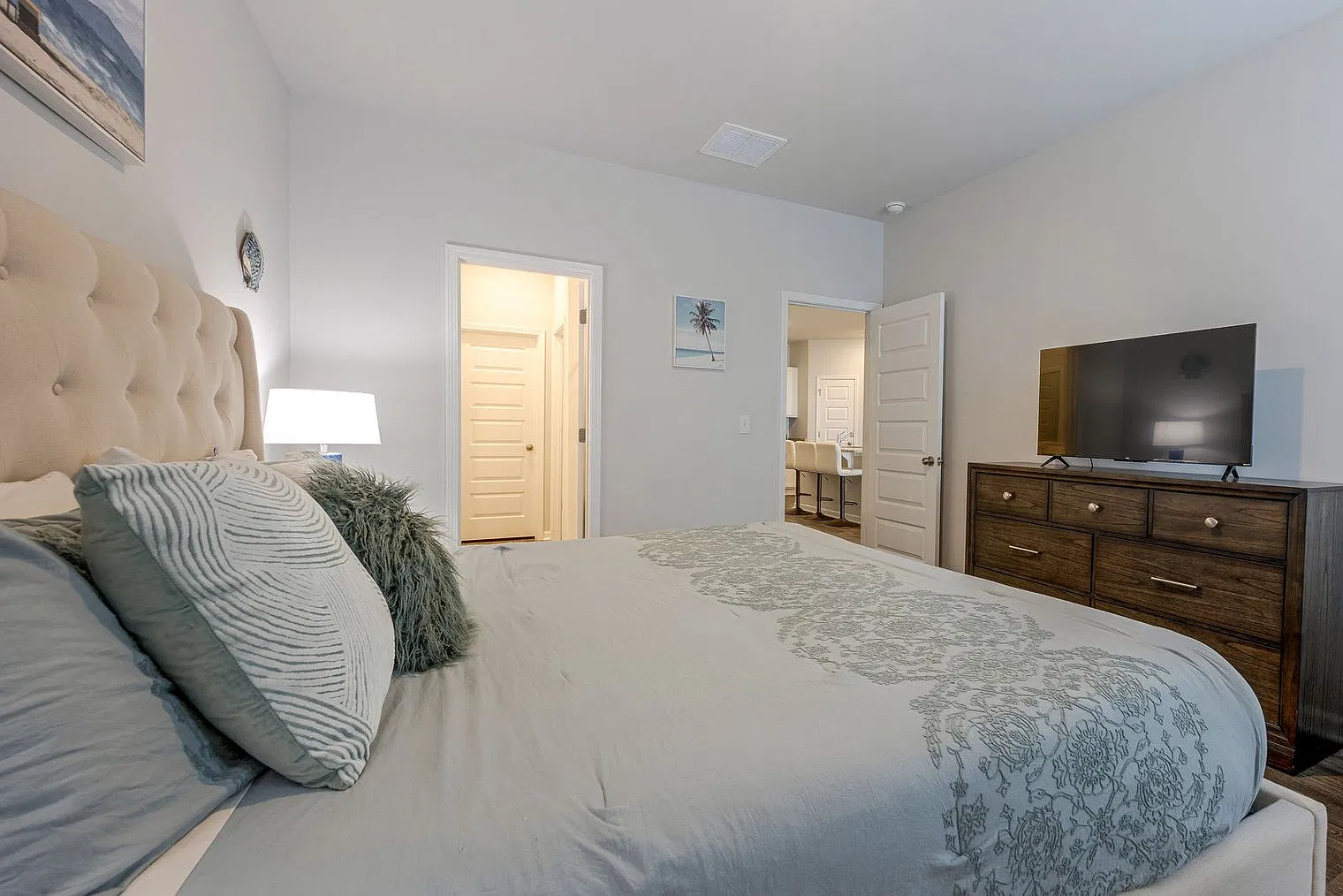 3 bed, 3.0 bath, 1496 sqft, $2,806 — Photo 4