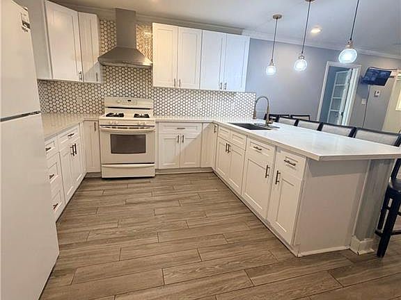 5th image of 3530 Dickens Dr
