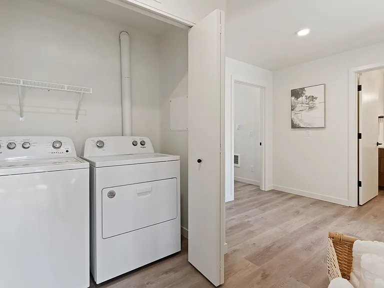 Edgewater Apartments — Photo 24