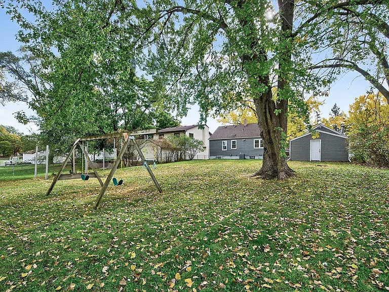 2199 Oakwood Dr — Photo 3