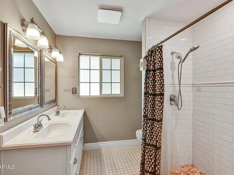 4652 E Vernon Ave — Photo 10